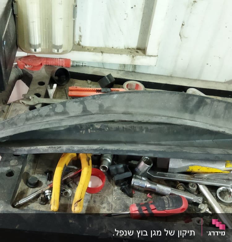 כלי עבודה שונים על שולחן עבודה במוסך